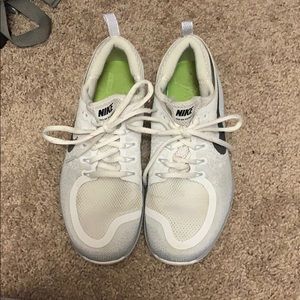Nike women’s tennis shoes